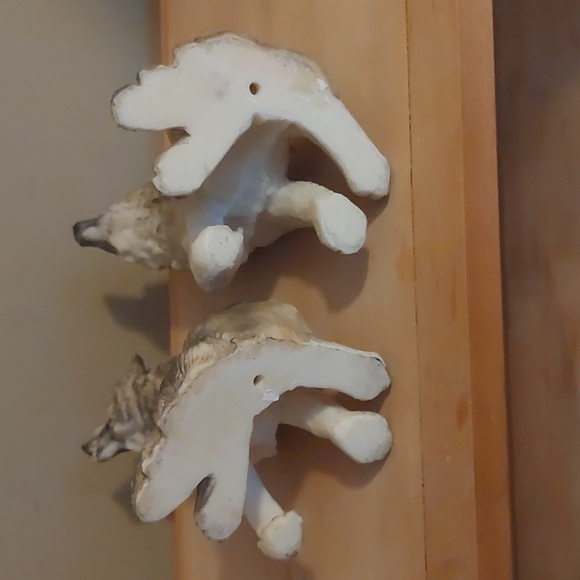 A pair of 7" novelty Gray Sitting Wolves. - Picture 5 of 5